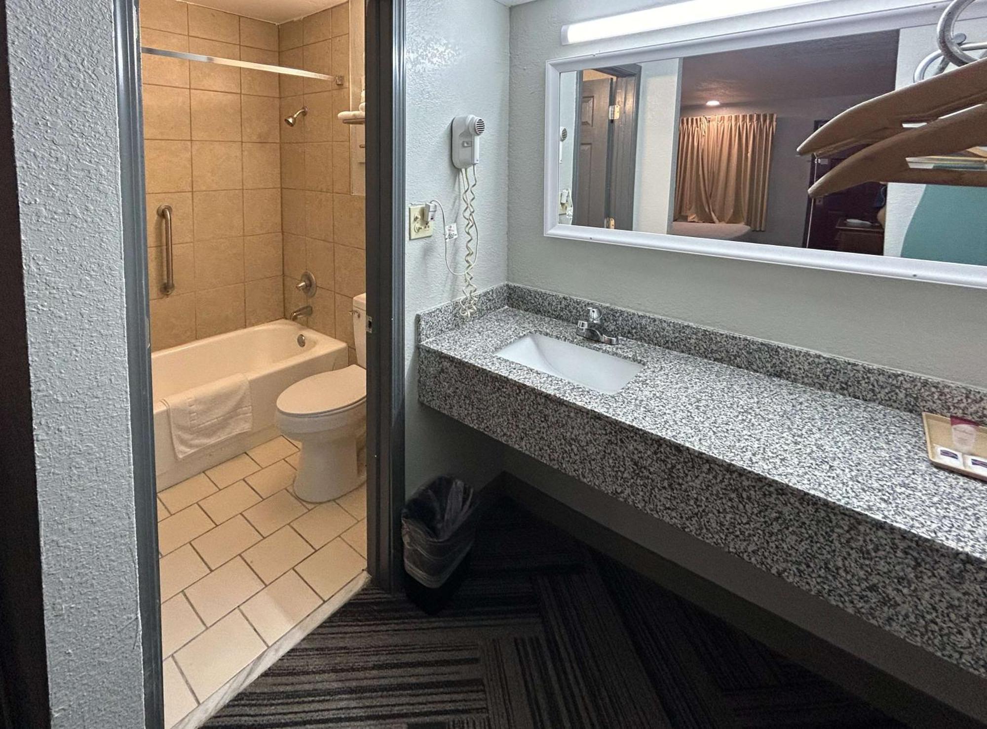 Motel 6 Ada Ok المظهر الخارجي الصورة